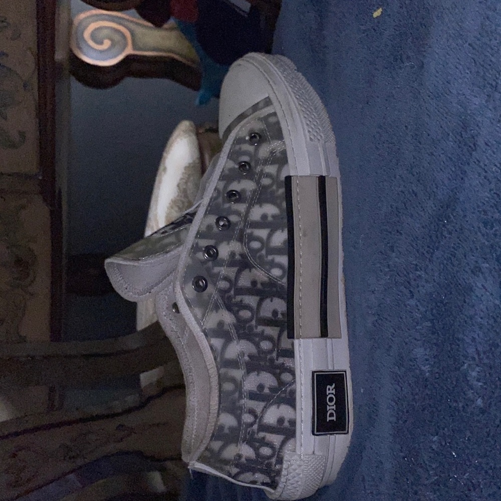 Door sneakers worms twice